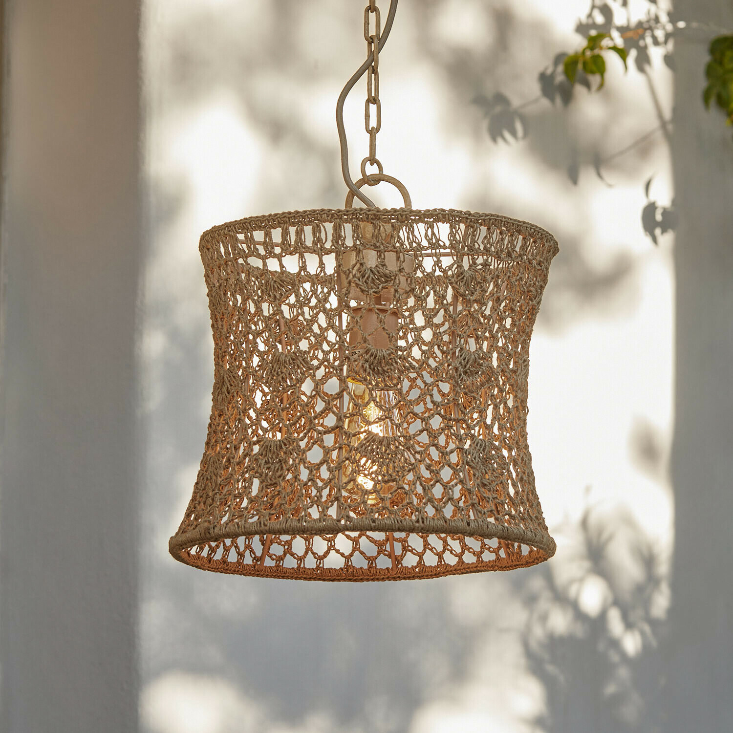 Lampa wisząca z naturalnego sznurka w beżowym kolorze, dekoracyjny abażur z ażurowym wzorem