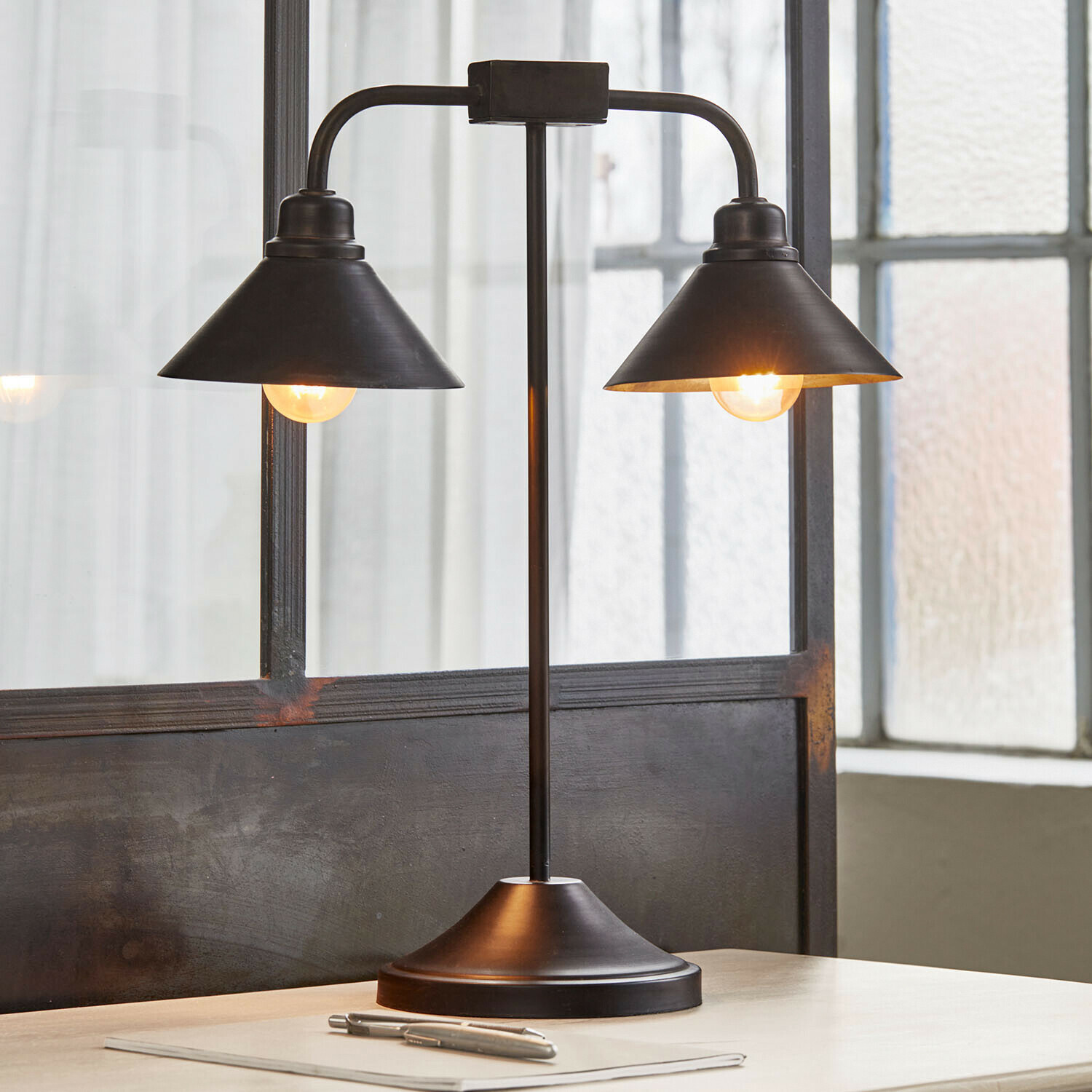Lampa stołowa Cilovex Czarna metalowa lampa stołowa z dwoma stożkowatymi kloszami, nowoczesne oświetlenie biurowe