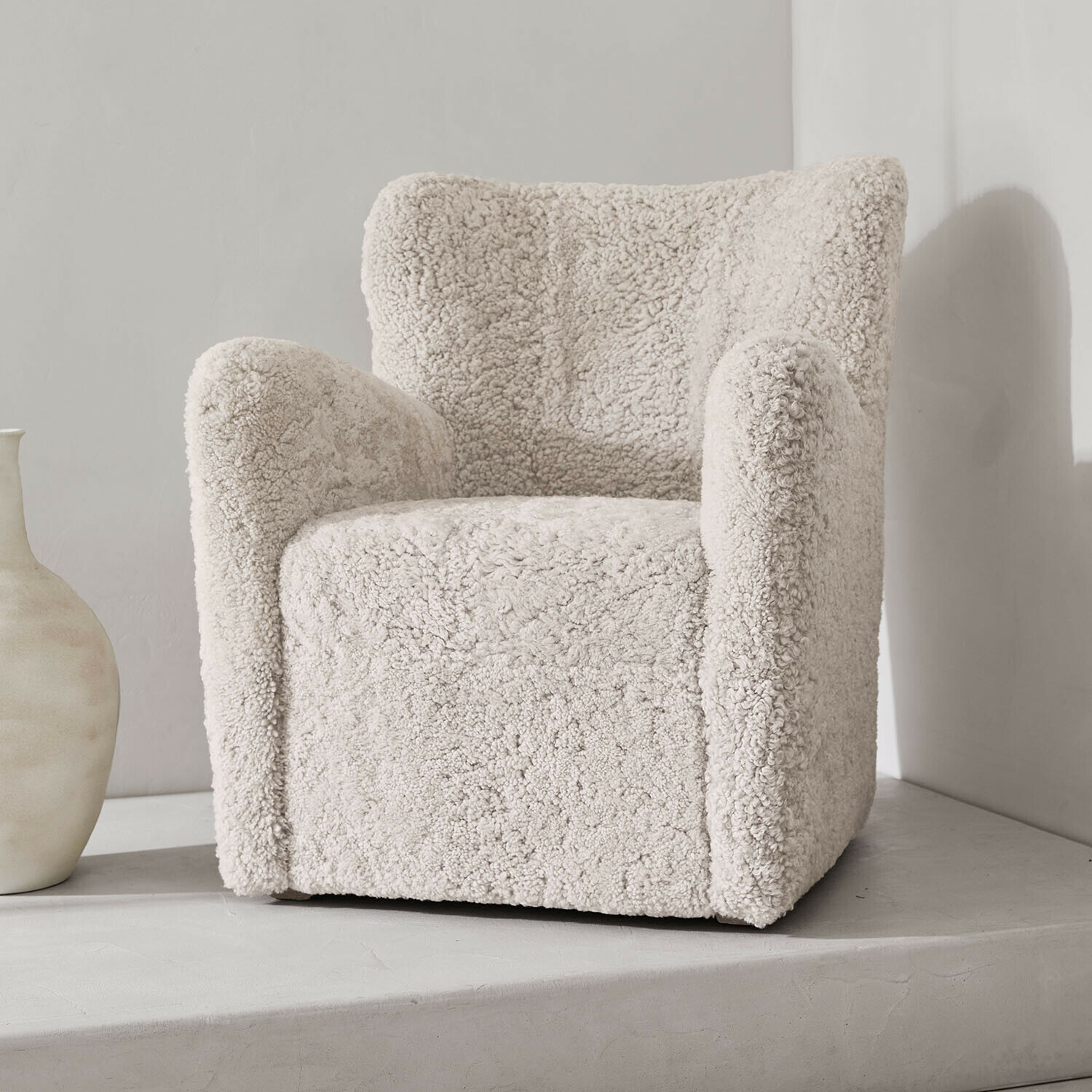 Fotel Fleurimond Miękki fotel z beżowego pluszu o nowoczesnym designie, idealny do salonu i relaksu