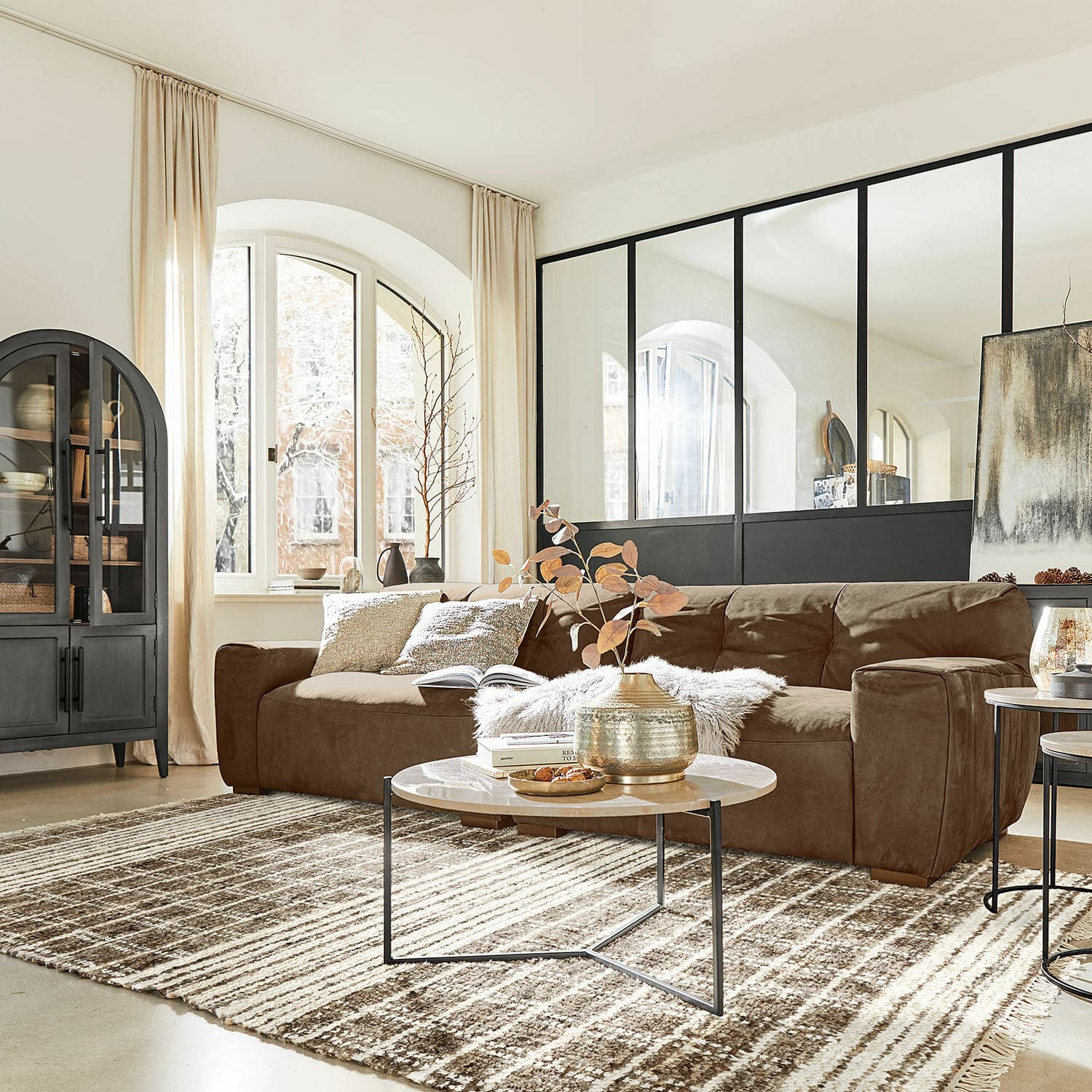 Dywan Berinique Przytulny salon z brązową sofą z mikrofibry i jasnym dywanem, nowoczesne meble i dekoracje