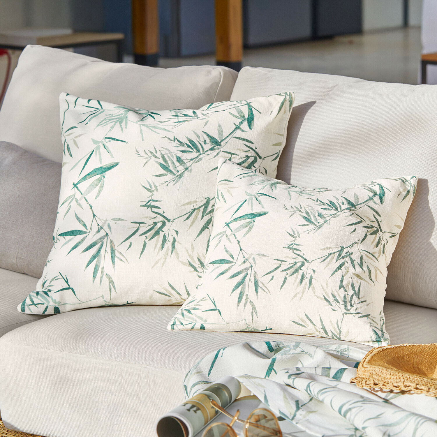 Zestaw poduszek dekoracyjnych z bawełny w kremowym kolorze z zielonym wzorem liści, do salonu