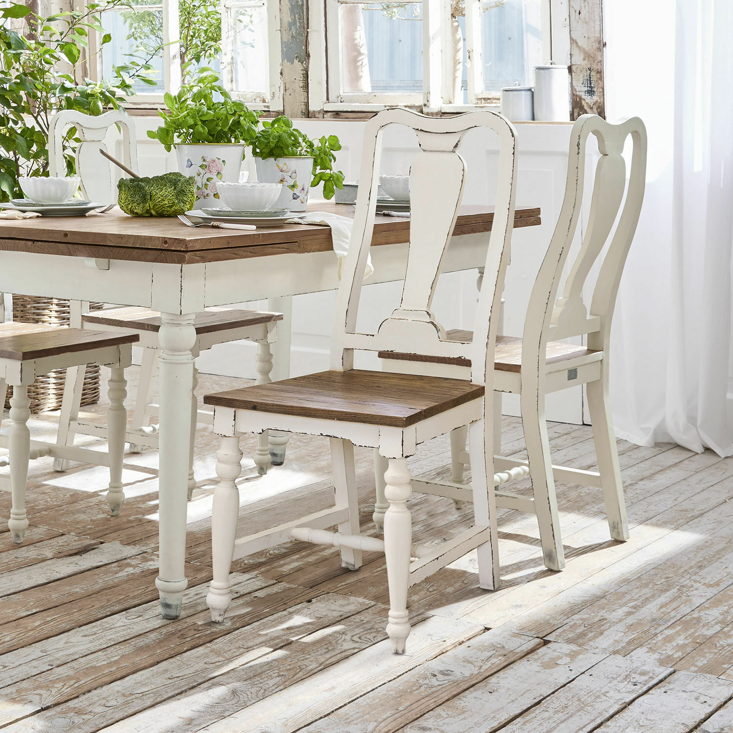 Krzesło, zestaw 2 szt. Harold Białe drewniane krzesła i stół z brązowymi blatami w jasnym, rustykalnym wnętrzu jadalni